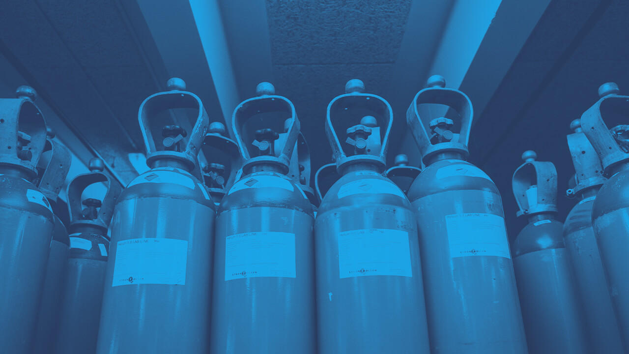  Helium gasflasker med ventil. Naturgas i liter flasker bruges i metalindustrien og forskning 